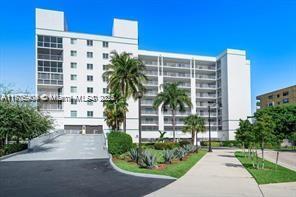 17800 N Bay Rd in Sunny Isles Beach, FL - Building Photo