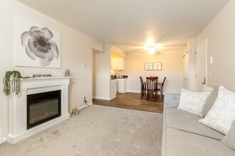 Three Oaks Apartments in Troy, MI - Building Photo - Building Photo