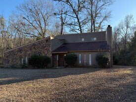 570 Trojan Way in Troy, AL - Building Photo