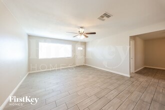 13642 N 31st Dr in Phoenix, AZ - Foto de edificio - Building Photo