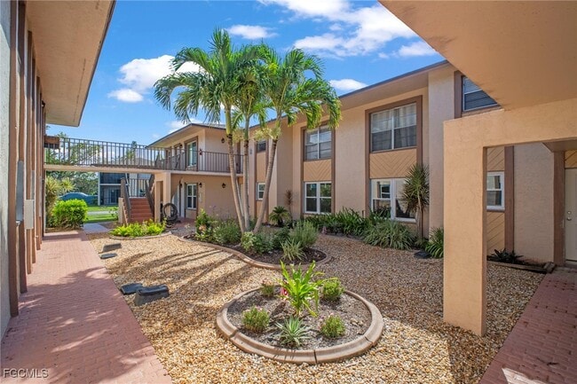 16881 Davis Rd in Ft. Myers, FL - Building Photo - Building Photo