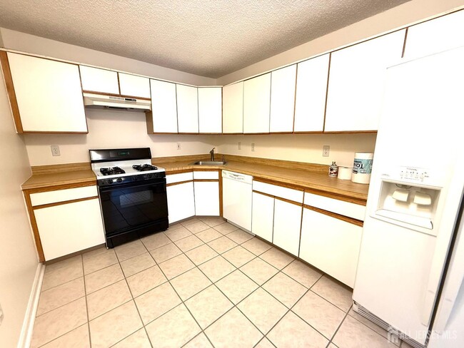 207 Darwin Ln in North Brunswick, NJ - Building Photo - Building Photo
