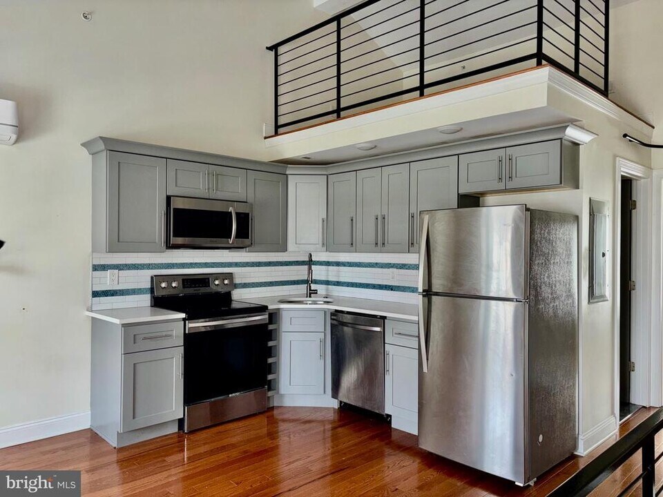 6607 Ridge Ave in Philadelphia, PA - Building Photo