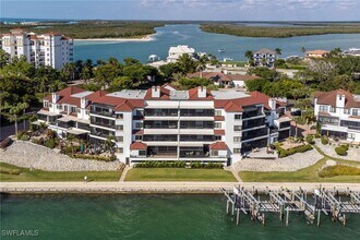 305 La Peninsula Blvd in Naples, FL - Building Photo - Building Photo