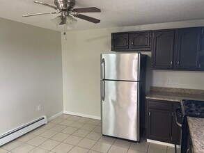 26 Wall St, Unit 28B in Bristol, RI - Foto de edificio - Building Photo