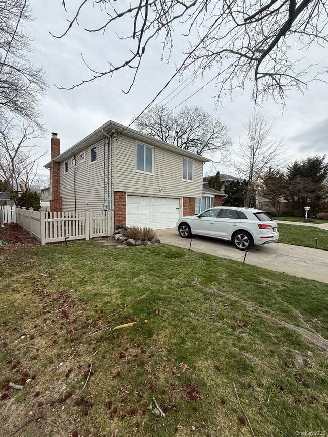 23 Geoffrey Ln in Hewlett, NY - Building Photo - Building Photo