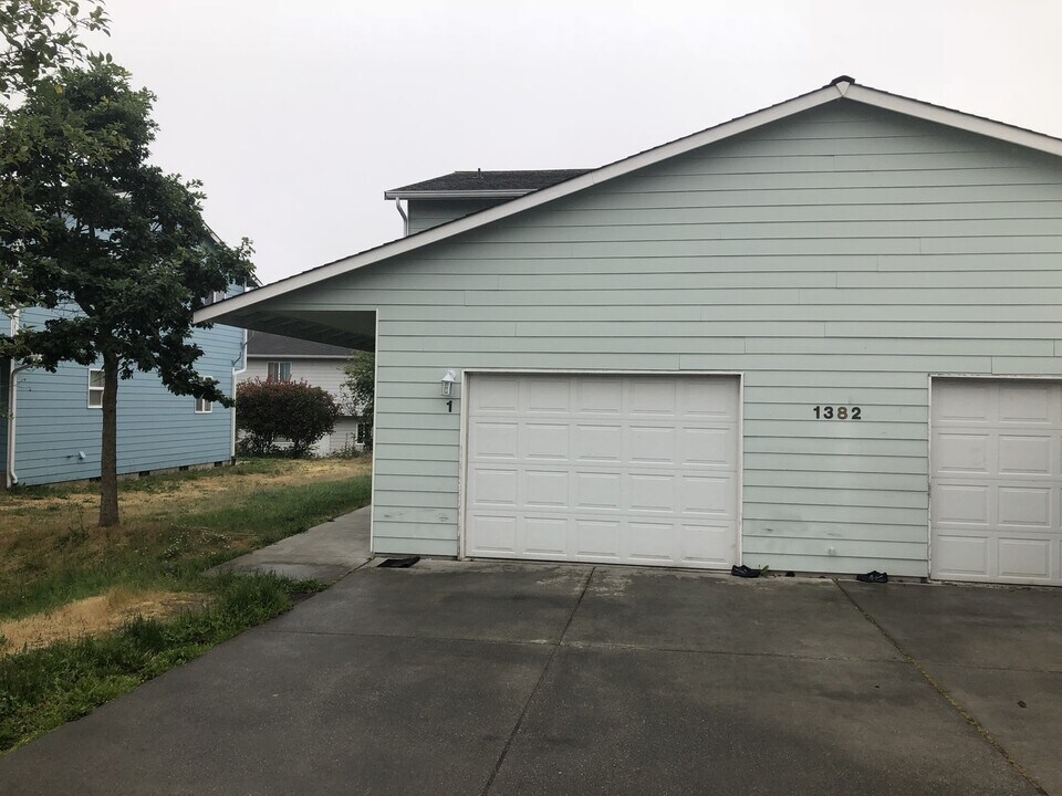 1382 NW Elwha St-Unit -#2 in Oak Harbor, WA - Foto de edificio