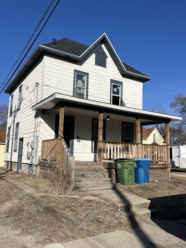 317 Mobile St in Waterloo, IA - Building Photo - Building Photo