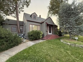 882 NE 7th St in Grants Pass, OR - Building Photo
