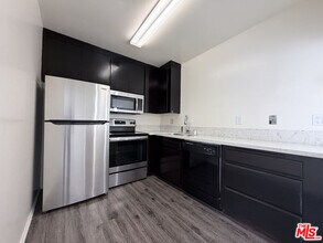 1137 W 36th Pl in Los Angeles, CA - Building Photo - Building Photo