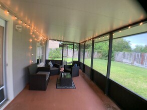 24566 SW 11th Rd in Newberry, FL - Foto de edificio - Building Photo