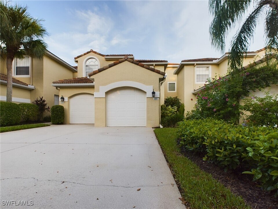 85 Silver Oaks Cir in Naples, FL - Building Photo