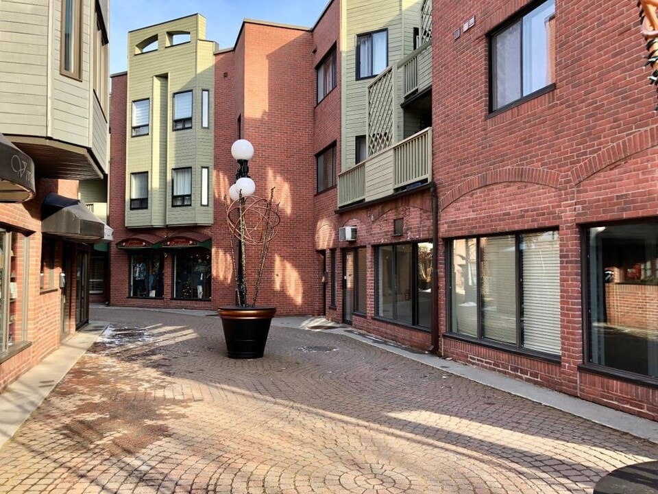 400-430 Sainte-Anne Av in St-Hyacinthe, QC - Building Photo