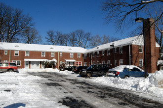 Colonial Residence in Clifton, NJ - Foto de edificio - Building Photo