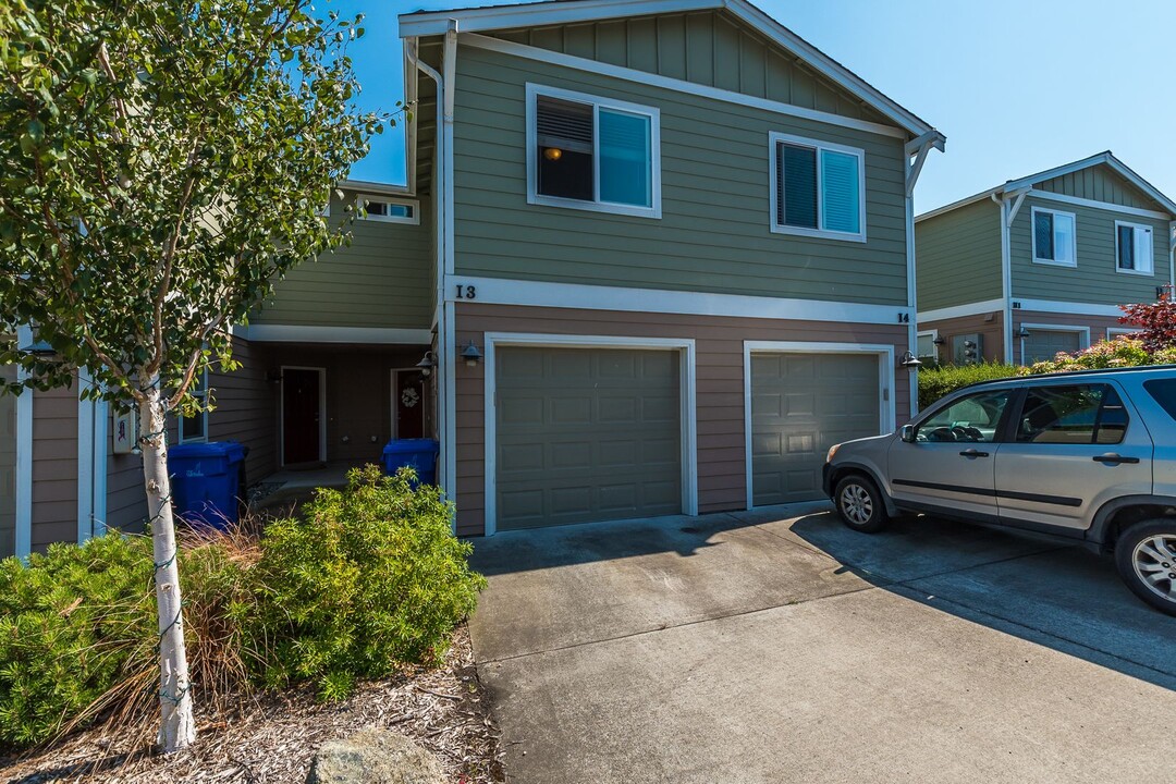 1890 SW Scenic Heights St in Oak Harbor, WA - Building Photo