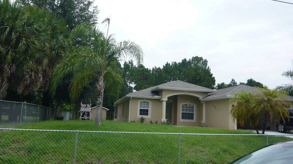 1500 Minneapolis Ave in North Port, FL - Building Photo