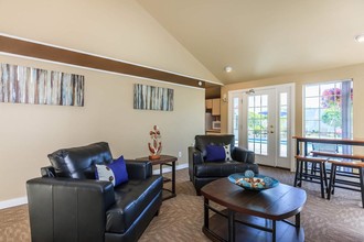 Sammamish Beach Club Apartments in Redmond, WA - Building Photo - Building Photo