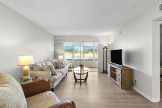 7193 W Country Club Dr N in Sarasota, FL - Foto de edificio - Building Photo