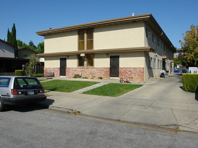 713 Golden Oak Dr in Sunnyvale, CA - Foto de edificio - Building Photo