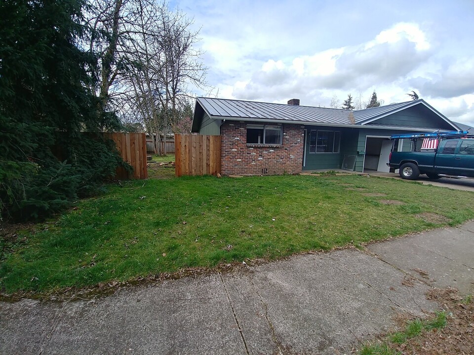 680-690 Sweet Gum Ln in Eugene, OR - Building Photo