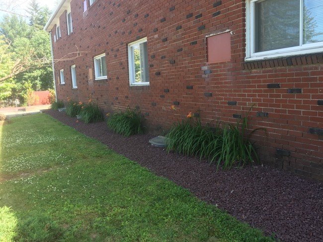 5-13 Hillside Ave in Monticello, NY - Foto de edificio - Building Photo