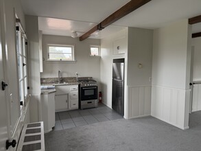 8252 Rees St, Unit Spanish Cottage in Playa Del Rey, CA - Building Photo - Building Photo