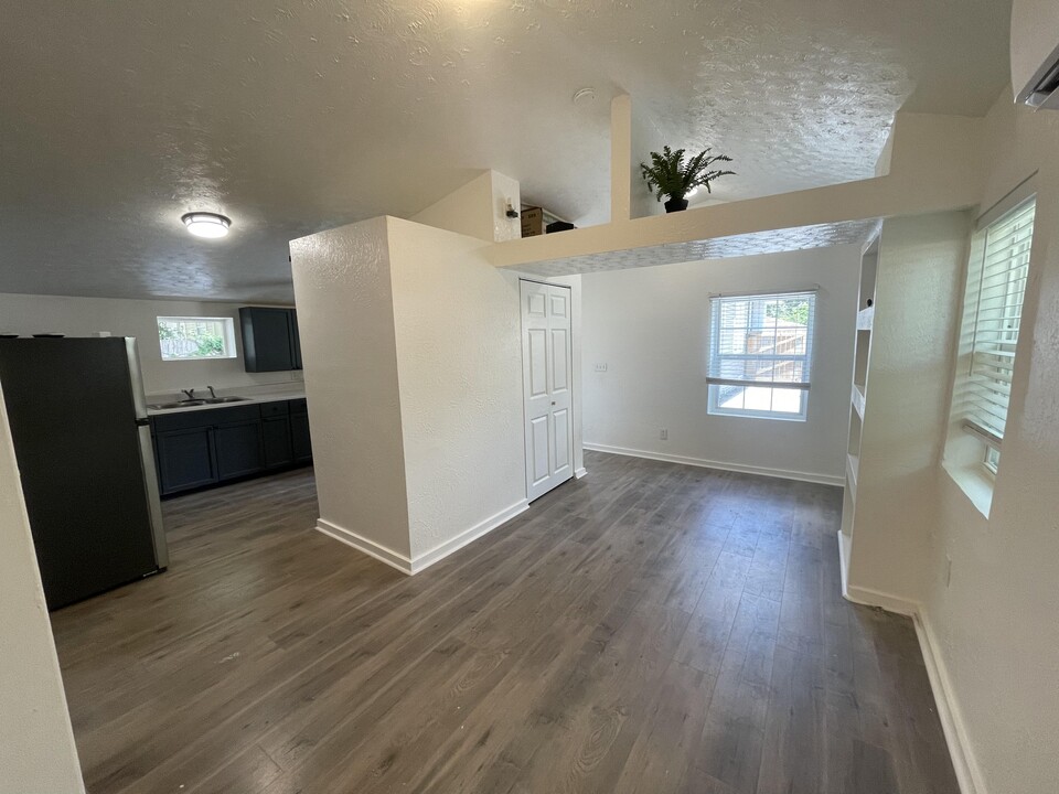 905 E Crenshaw St in Tampa, FL - Building Photo