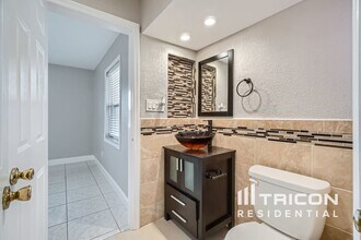 7025 Fairlawn St in Spring Hill, FL - Building Photo - Building Photo