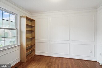 10940 Brewer House Rd in Rockville, MD - Building Photo - Building Photo