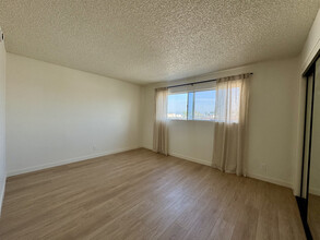 5400 Lindley Ave, Unit 208 in Encino, CA - Building Photo - Building Photo