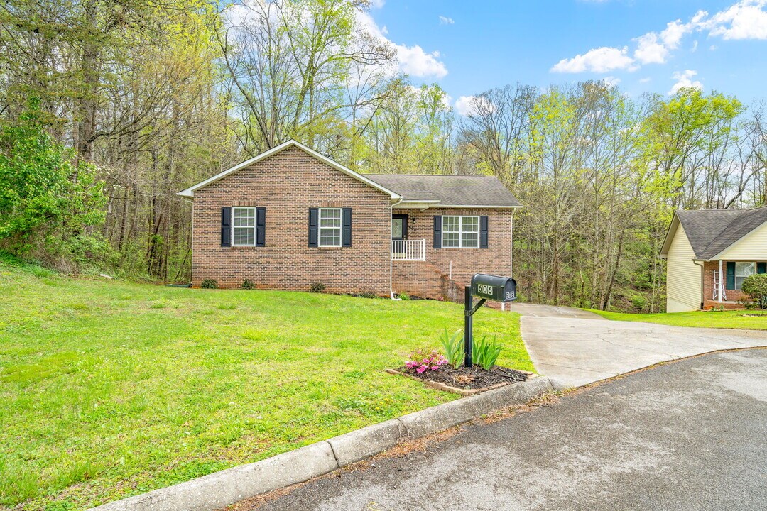 606 Liverpool Ln in Knoxville, TN - Building Photo