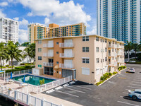 Attache Gardens Apartments in Hollywood, FL - Foto de edificio - Building Photo