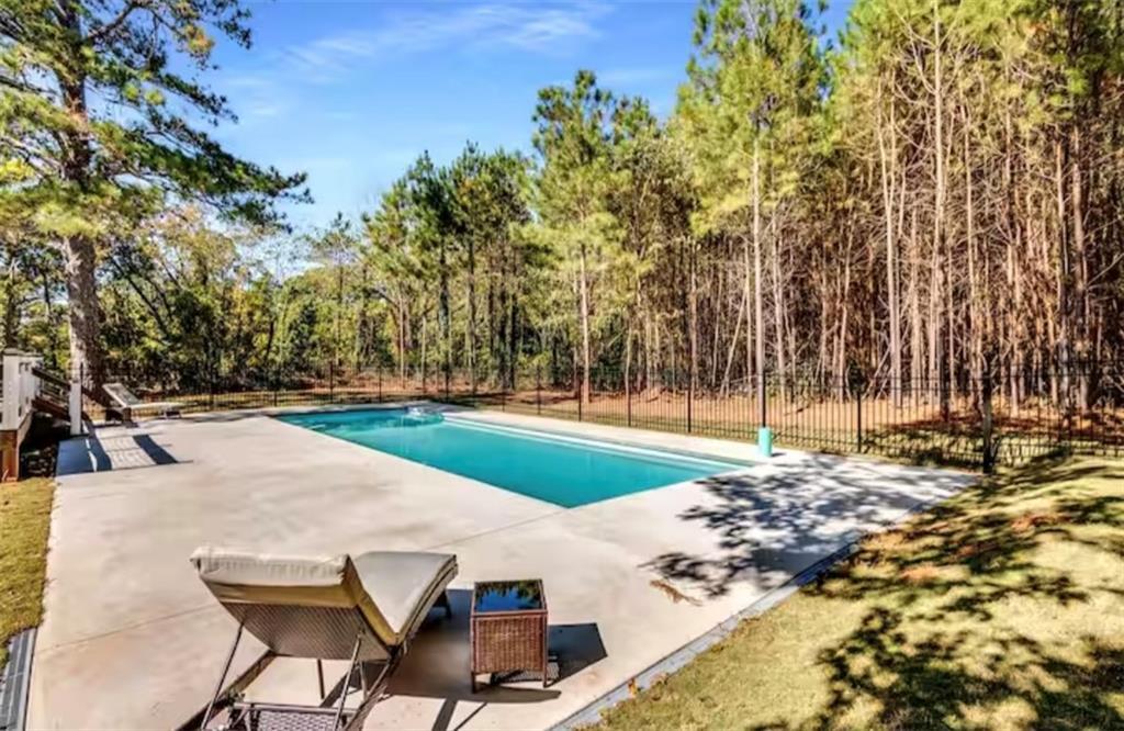 4050 Washington Rd in East Point, GA - Building Photo