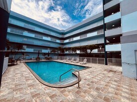 8261 NW 8th St in Miami, FL - Building Photo