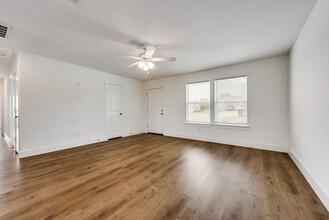 106 Nail Ct in Decatur, TX - Building Photo - Interior Photo