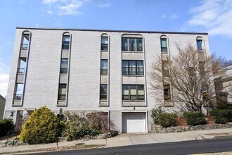 405 Langley Rd, Unit 2-B in Newton, MA - Foto de edificio - Building Photo