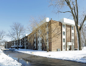 York Meadows in Elmhurst, IL - Building Photo - Building Photo