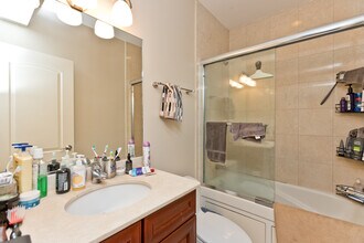 2414 W Moffat St, Unit 001 in Chicago, IL - Building Photo - Building Photo