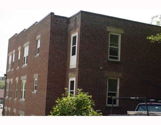 429 S BROAD St in Grove City, PA - Building Photo - Building Photo