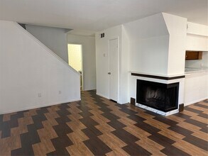 8050 Sands Point Dr in Houston, TX - Foto de edificio - Building Photo