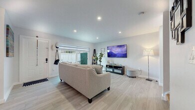 6840 SW 45th Ln in Miami, FL - Building Photo - Building Photo