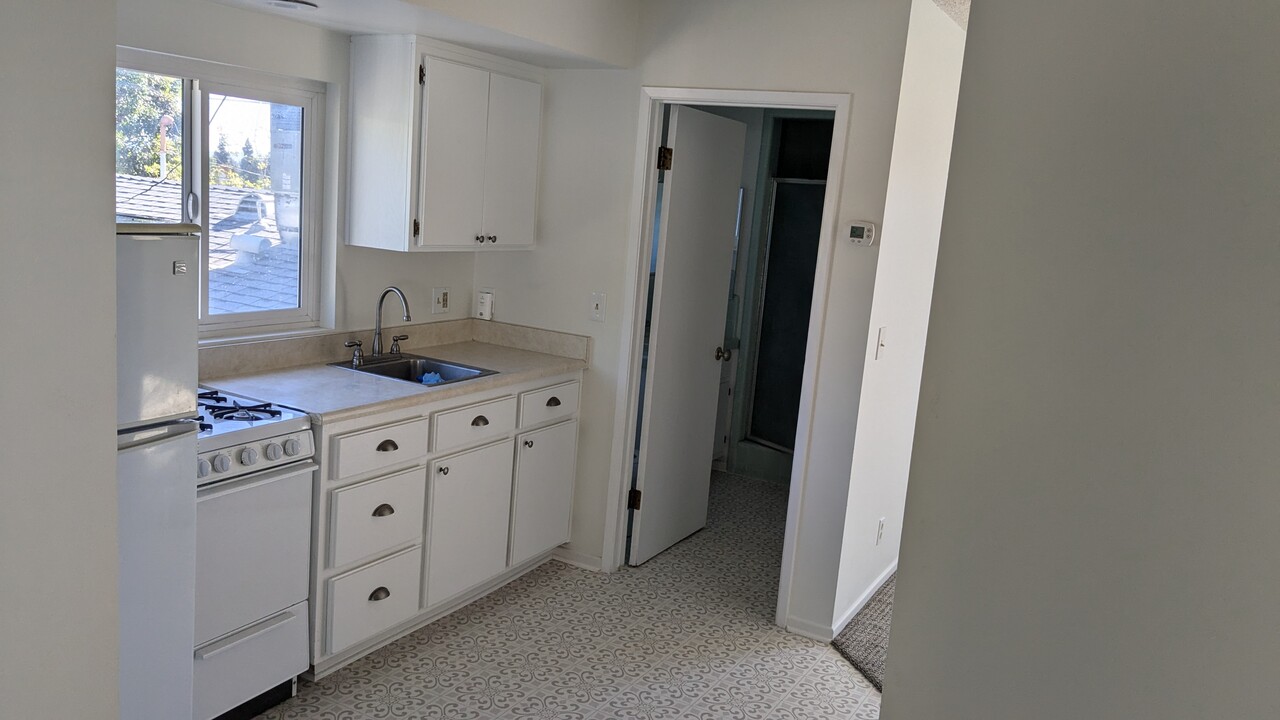 831 W Hillcrest Blvd, Unit Guest House in Monrovia, CA - Building Photo