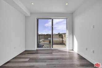 667 N Wilton Pl in Los Angeles, CA - Building Photo - Building Photo