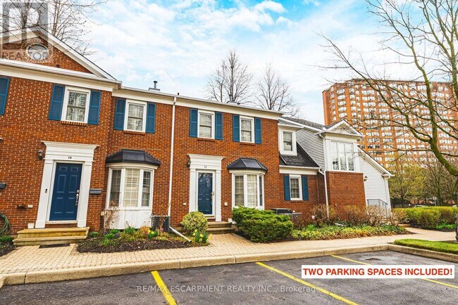 1275 Maple Crossing Blvd in Burlington, ON - Building Photo - Building Photo