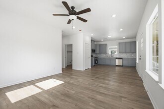 1913 Ross Ave in Cleveland, TX - Building Photo - Building Photo