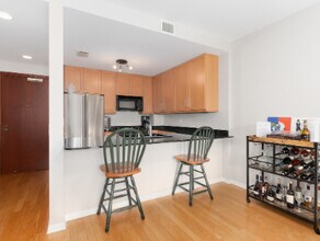 400 N Clinton St, Unit 605 in Chicago, IL - Building Photo - Building Photo