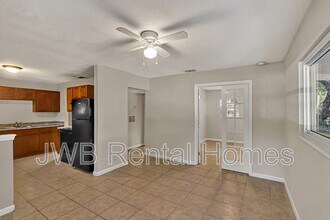 2338 Looking Glass Ln in Jacksonville, FL - Building Photo - Building Photo