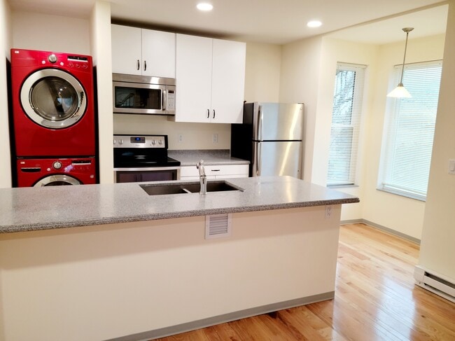 6735 Henry Rd, Unit Apt. 1 in Belleville, WI - Foto de edificio - Building Photo