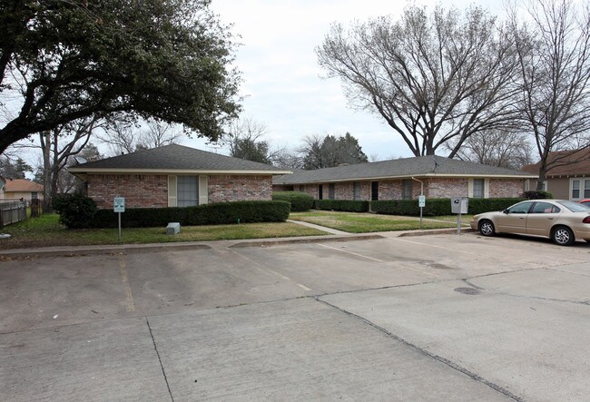 1020 S Paris St in Ennis, TX - Foto de edificio - Building Photo