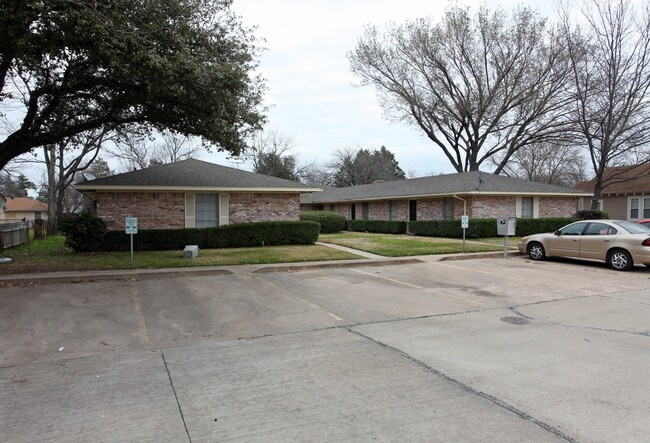 1020 S Paris St in Ennis, TX - Building Photo - Building Photo